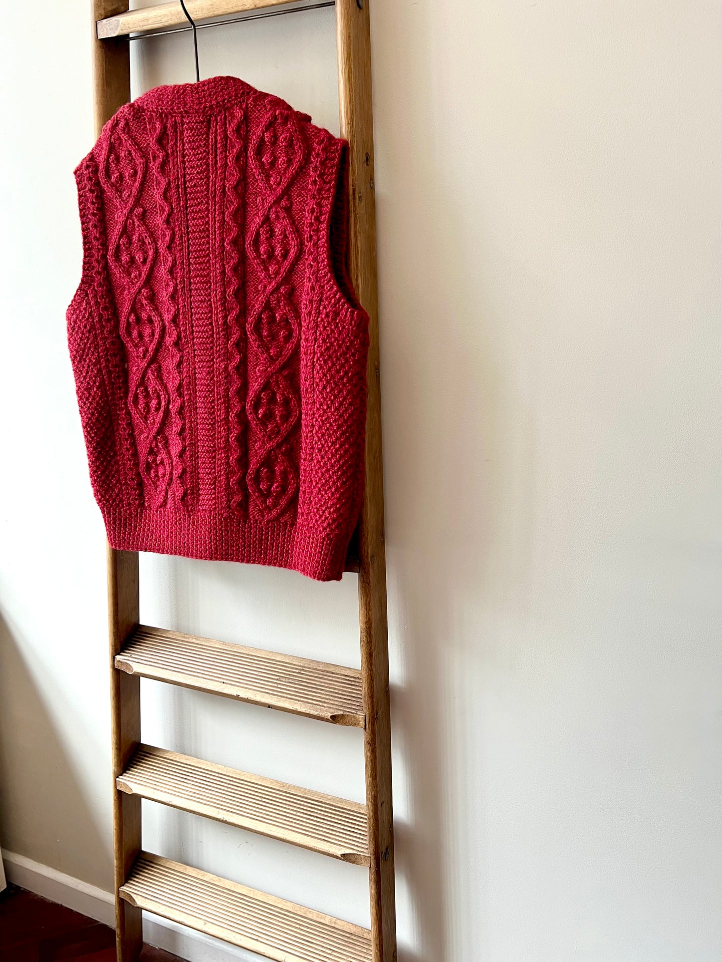 Aran V-Neck Waistcoat / Red Twist