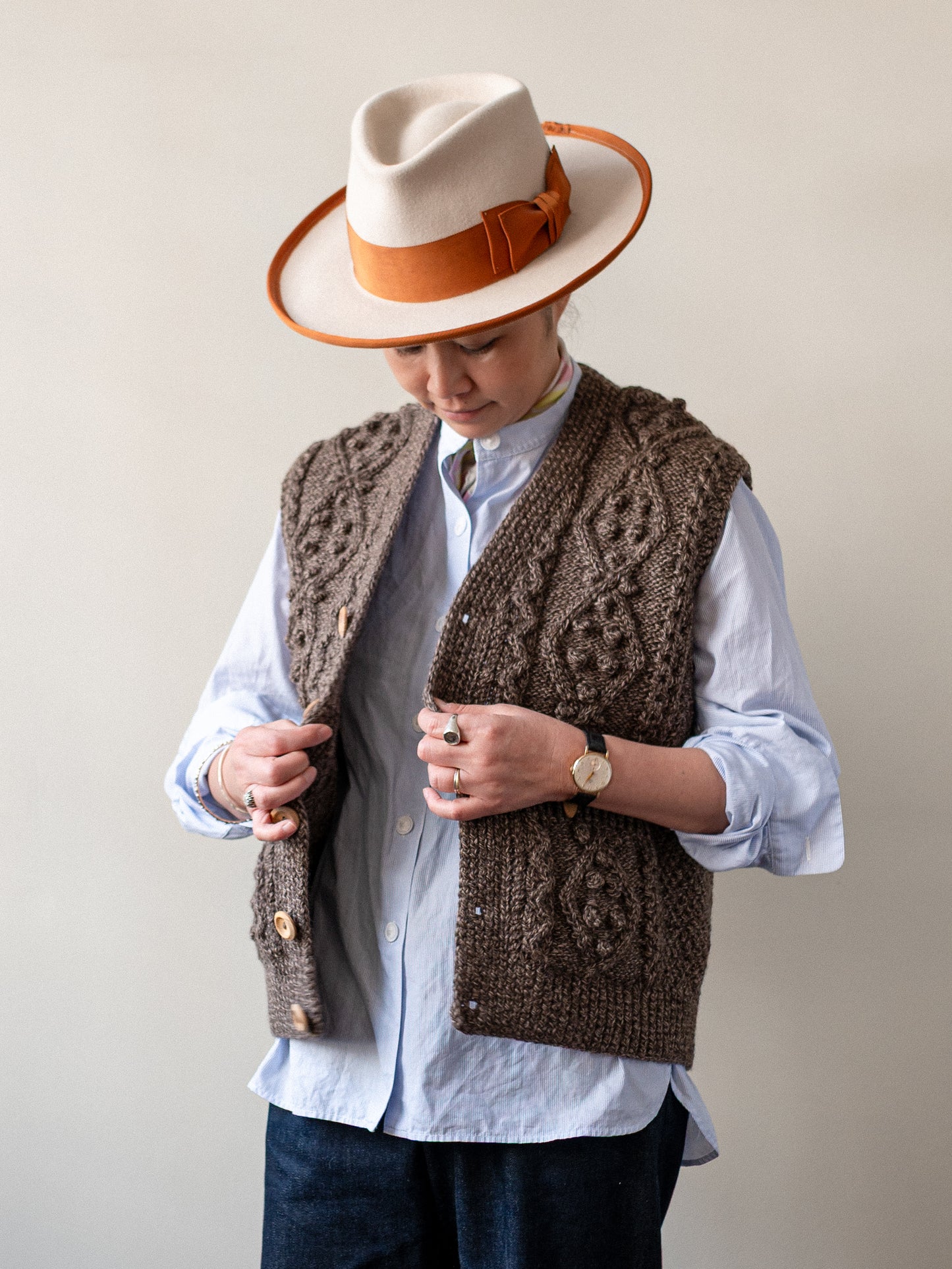 Aran V-neck Waistcoat / Bark