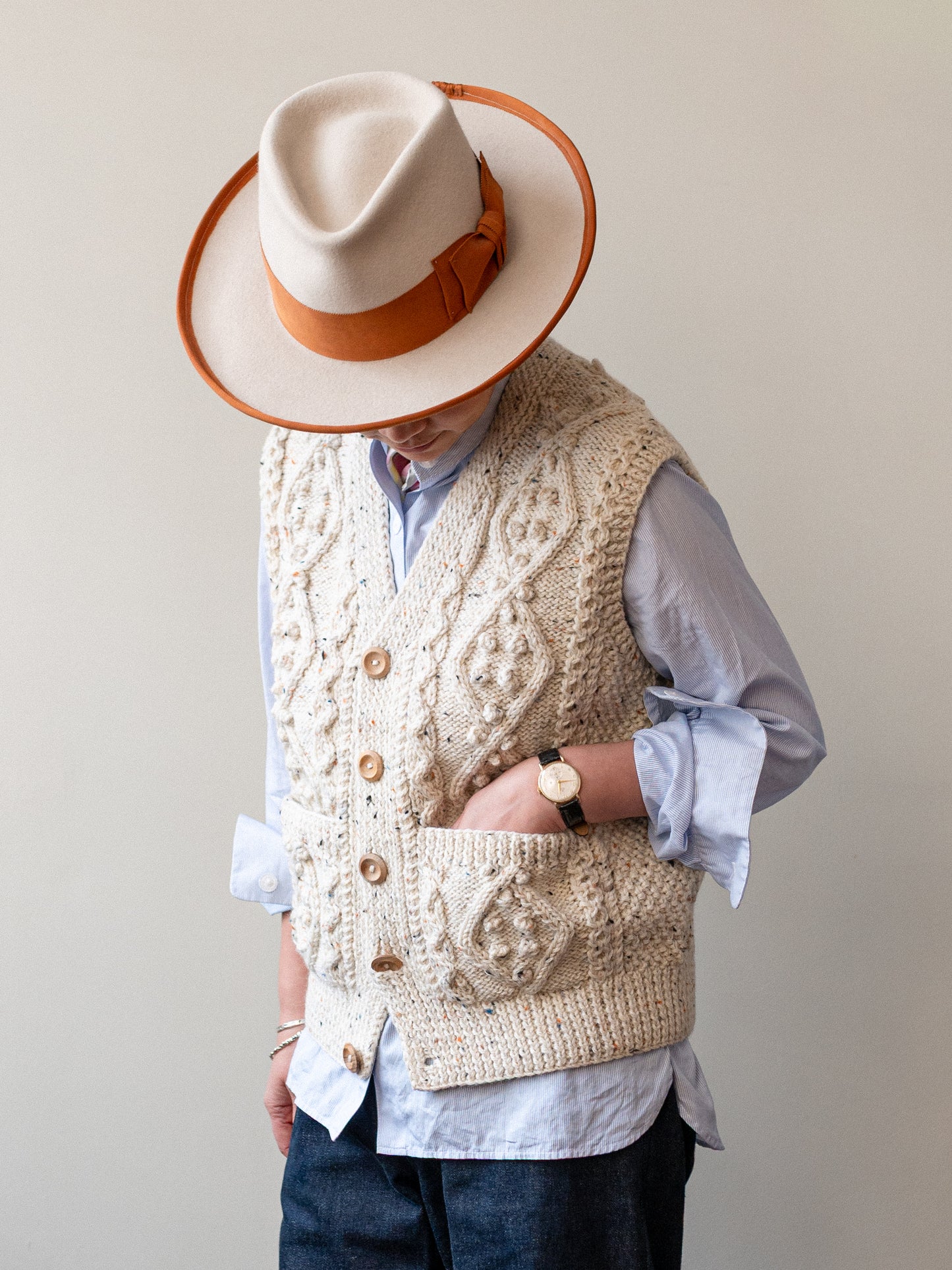 Aran V-neck Waistcoat / Ecru