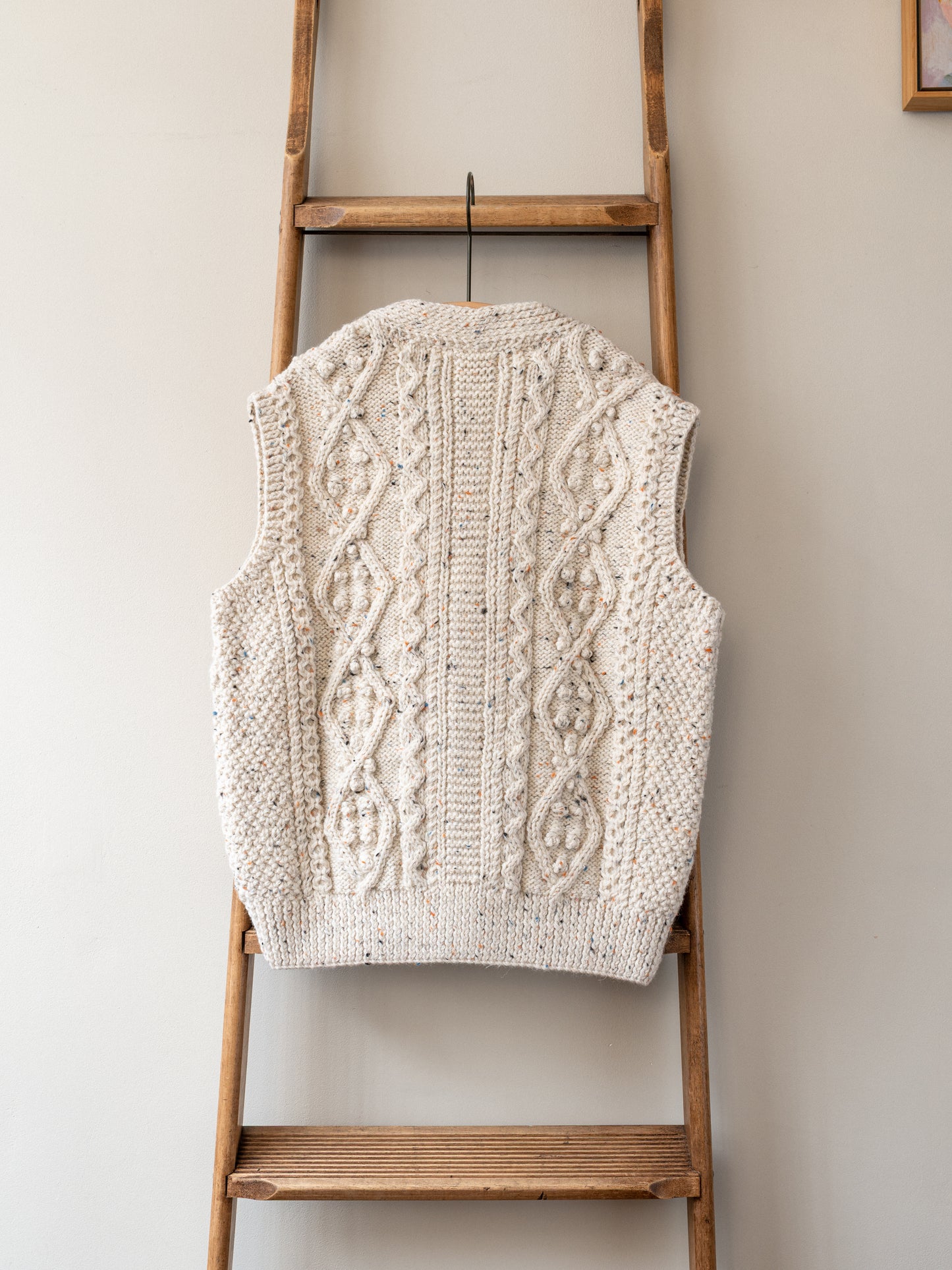 Aran V-neck Waistcoat / Ecru