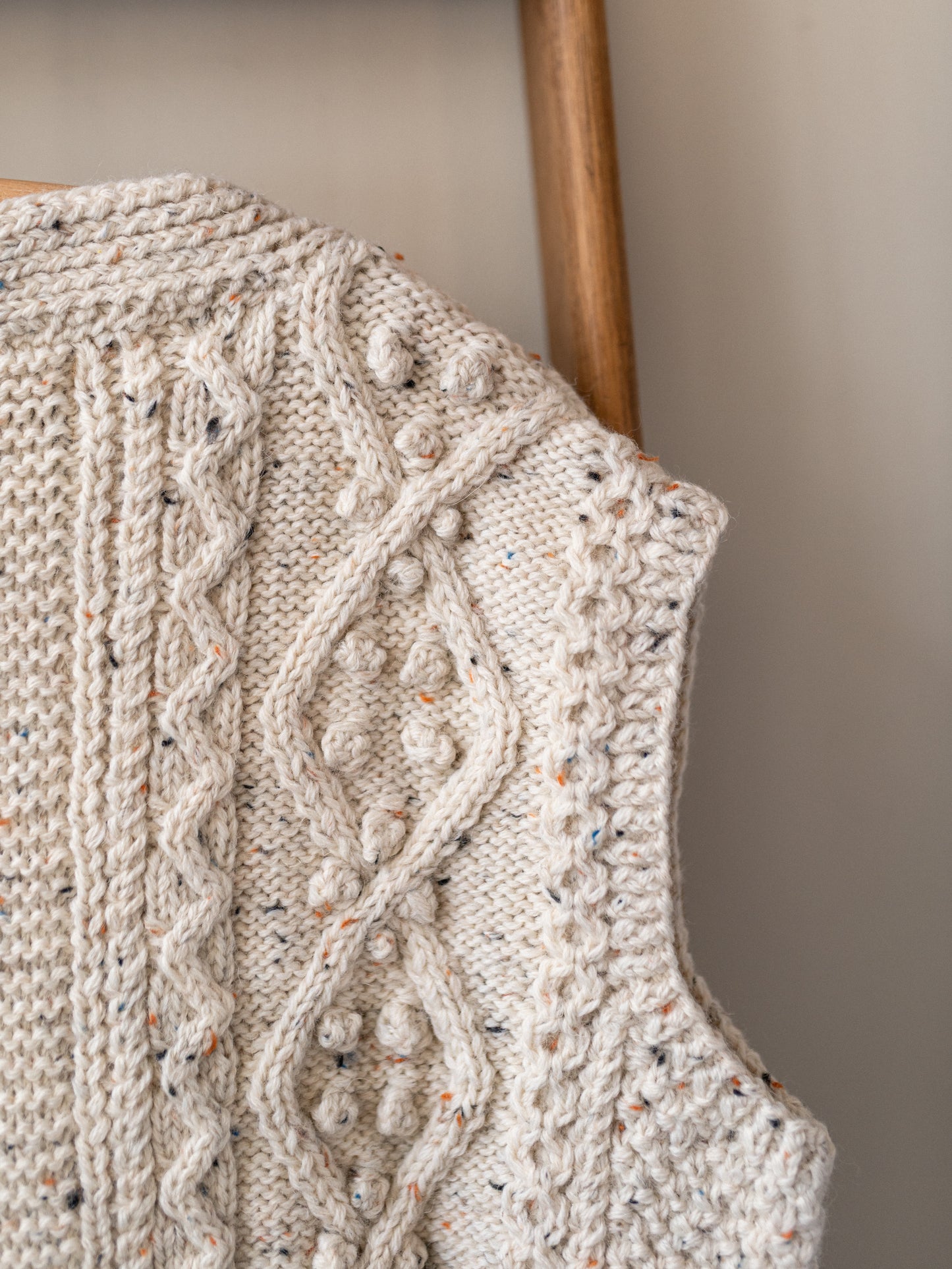 Aran V-neck Waistcoat / Ecru