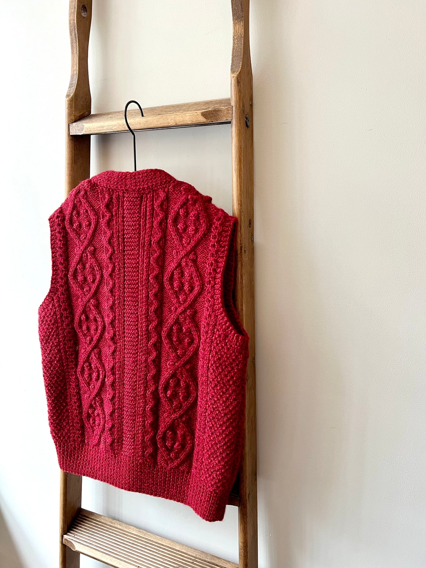 Aran V-Neck Waistcoat / Red Twist